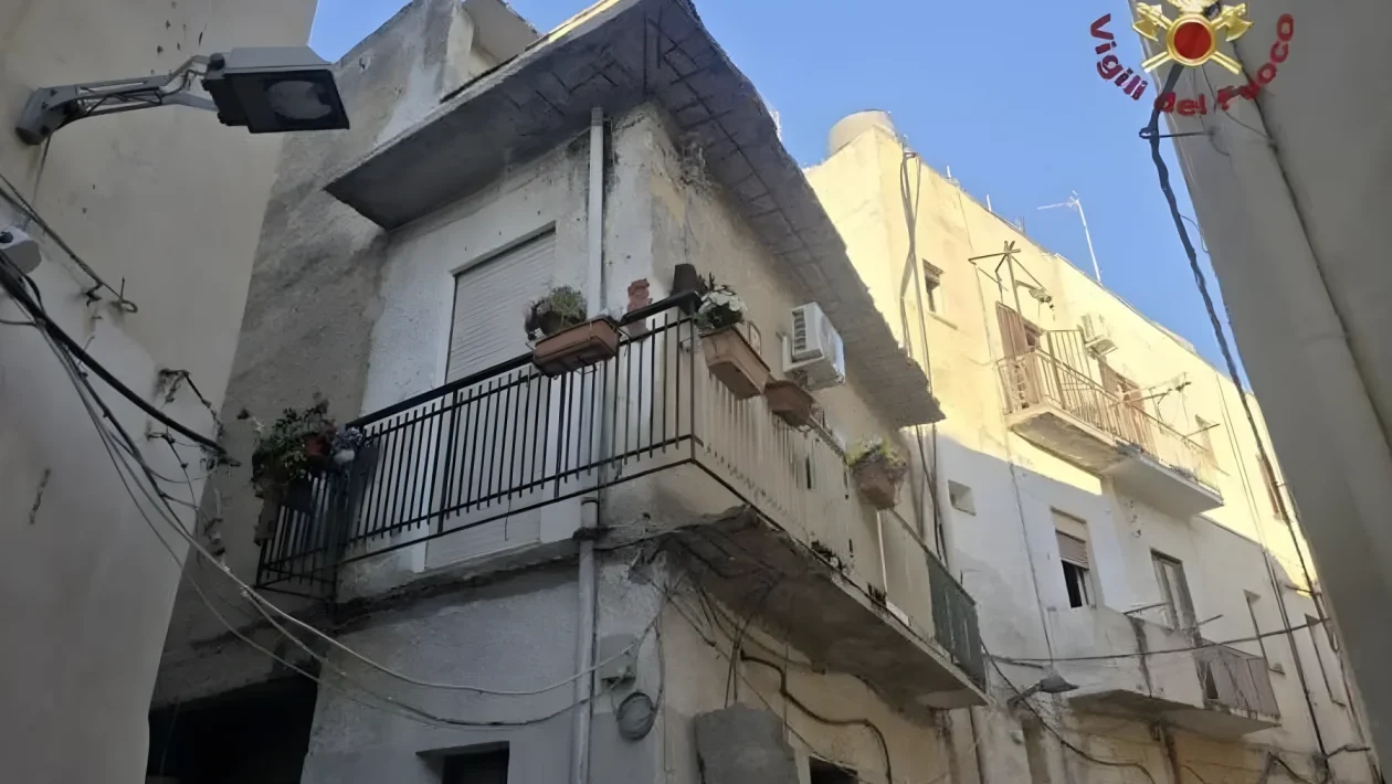 Tragedia a Mazara del Vallo: crolla la soletta del balcone, donna muore e 3 famiglie evacuate