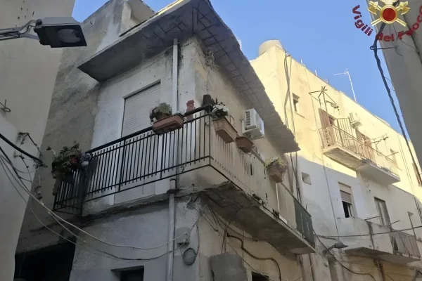 Tragedia a Mazara del Vallo: crolla la soletta del balcone, donna muore e 3 famiglie evacuate