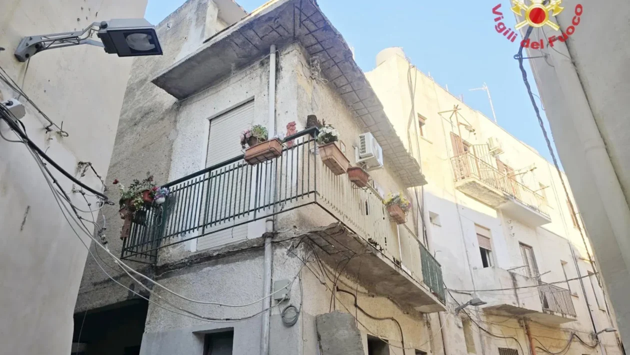 Tragedia a Mazara del Vallo: crolla un balcone, donna precipita per 4 metri e muore in ospedale