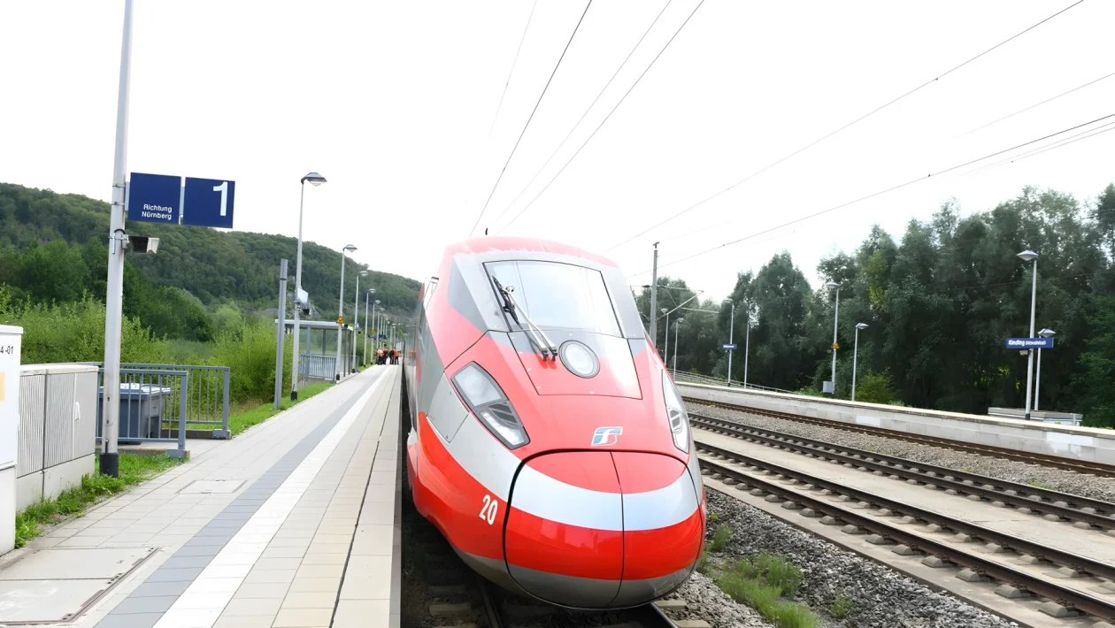Tragedia a San Vito dei Normanni: Frecciarossa travolge un 85enne, ritardi fino a 200 minuti tra Bari e Lecce