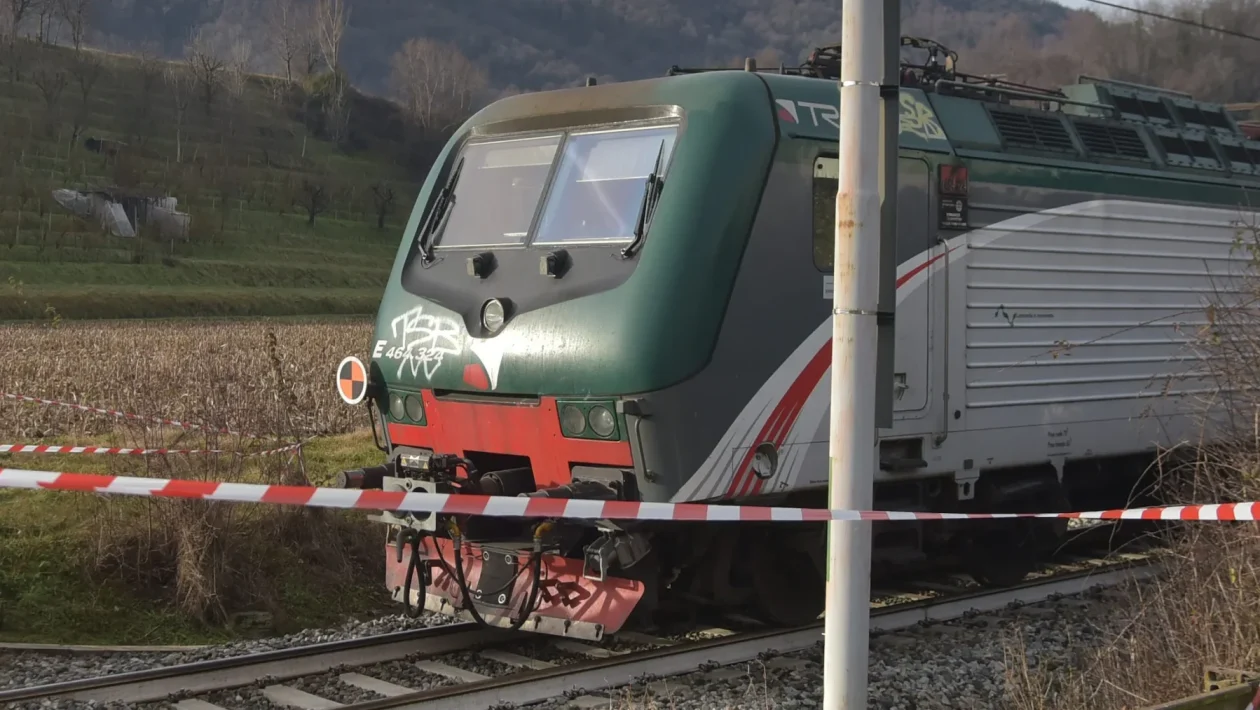 Tragedia alle 11:45 a Portici: uomo travolto e ucciso da un treno, linea Napoli-Salerno bloccata