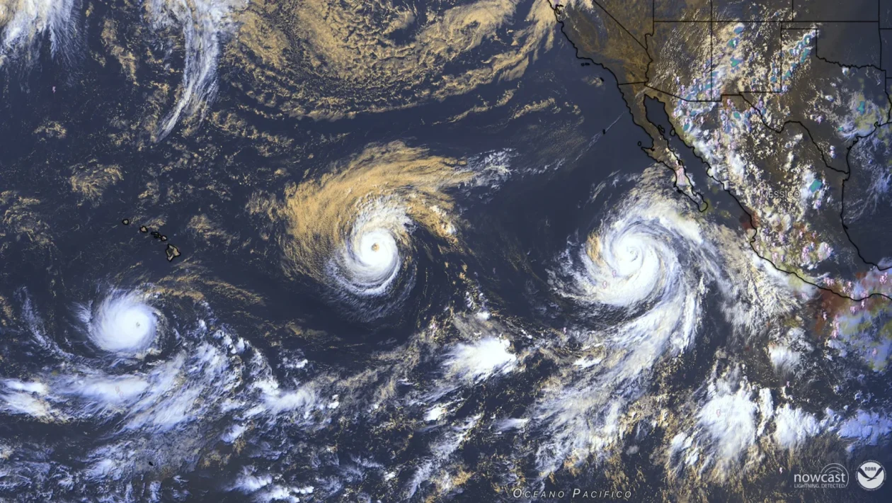 Tre uragani simultanei nel Pacifico: venti fino a 250 km/h e allerta alle Hawaii