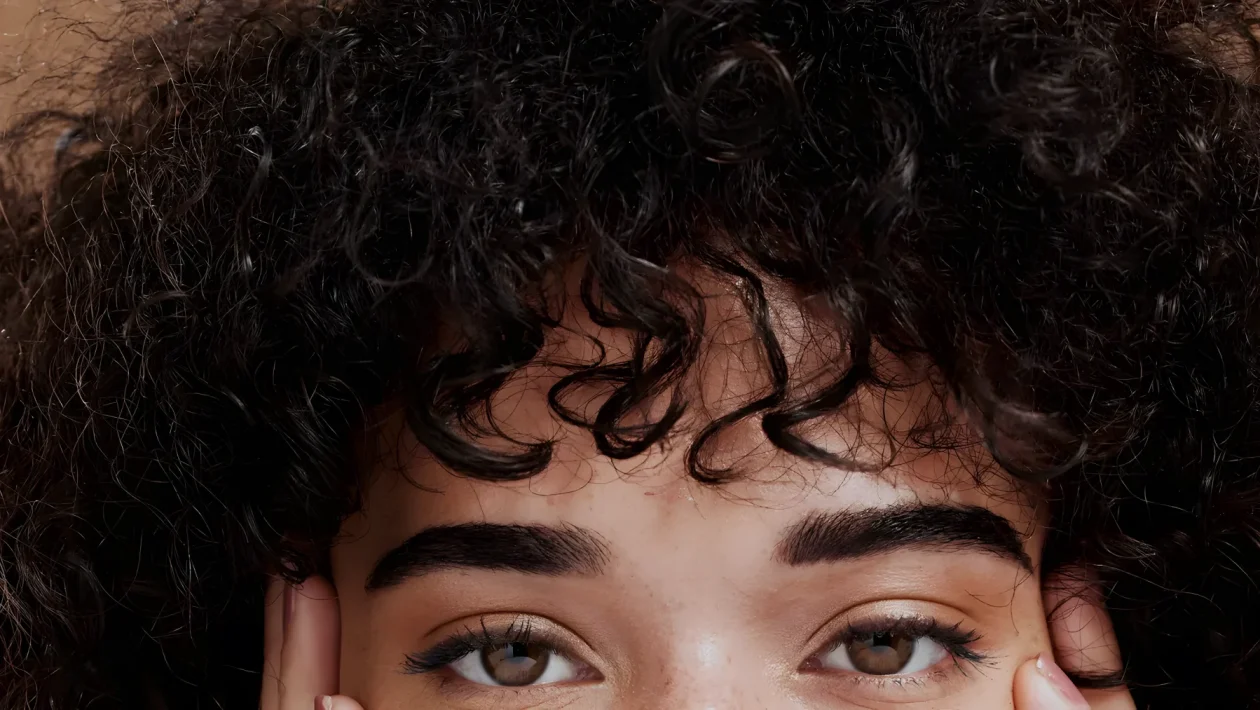 Tubing mascara: la formula a polimeri che resiste 36 ore e si strucca solo con acqua calda