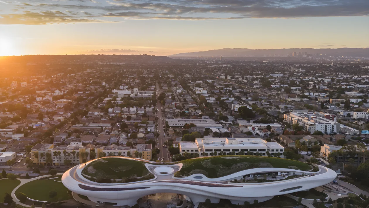 Un miliardo di dollari e 17 anni di attesa: George Lucas inaugura a Los Angeles il suo museo da 28mila mq