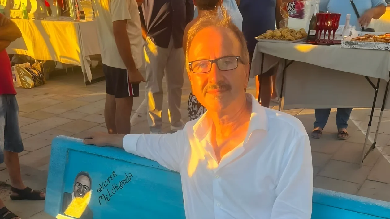 Un posto al sole, una panchina d'autore ad Agnone Cilento celebra l'attore Walter Melchionda