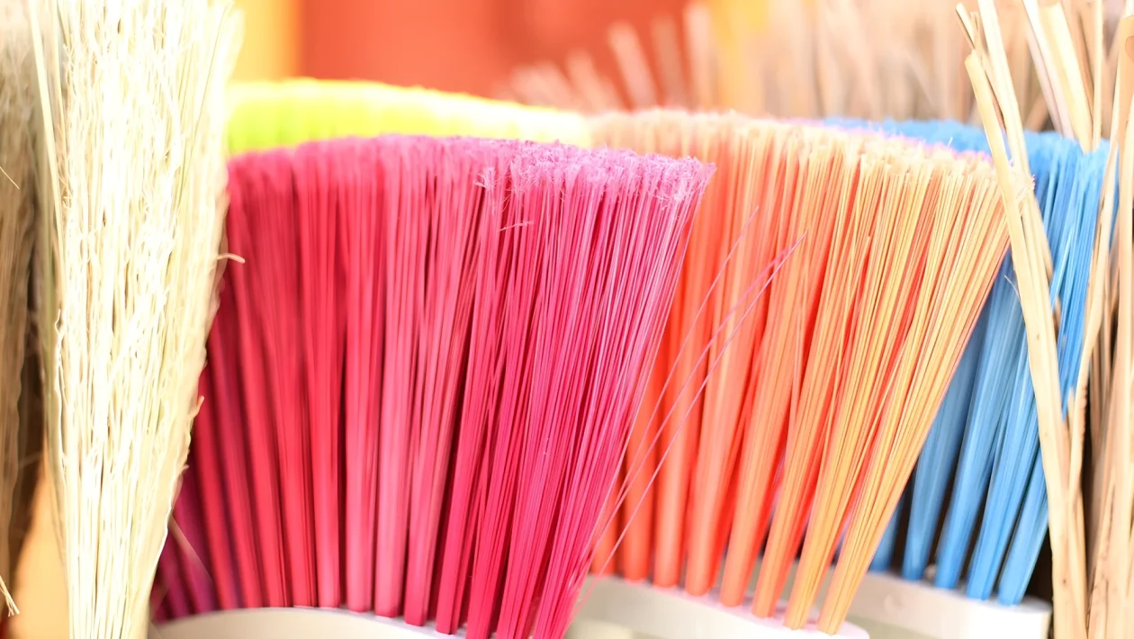 Un sacchetto sulla scopa contro polvere e capelli: il metodo per 5 tipi di pavimento
