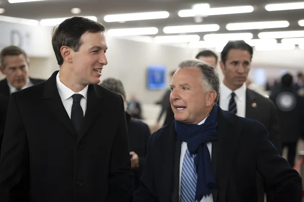 Usa-Russia, Kushner e Witkoff atterrano a Mosca: 4 morti a Kamianske e raid sugli aeroporti di Kiev