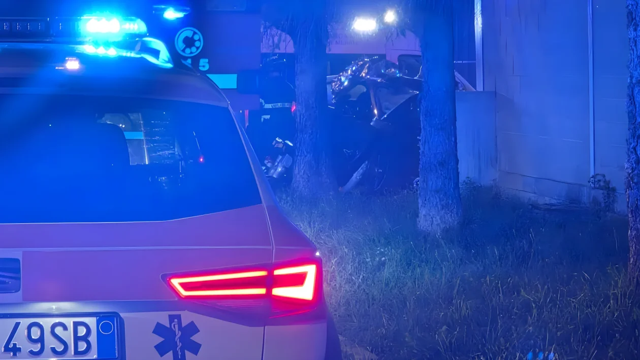 Valgreghentino, BMW sbanda per 70 metri e si schianta contro un capannone: morti due ragazzi di 25 e 28 anni