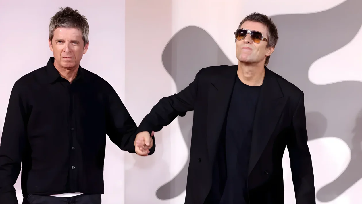 Venezia, 5 settembre: Liam e Noel Gallagher sul red carpet insieme a Pattinson e Scamarcio