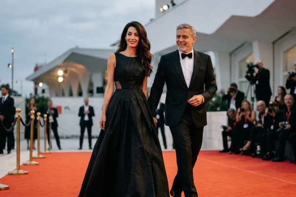 Amal Clooney sul red carpet della Mostra del Cinema di Venezia 83