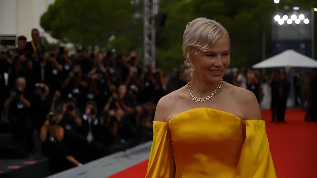Venezia 83: Pamela Anderson conquista il Lido mentre la sfida per il Leone d’Oro entra nella fase finale