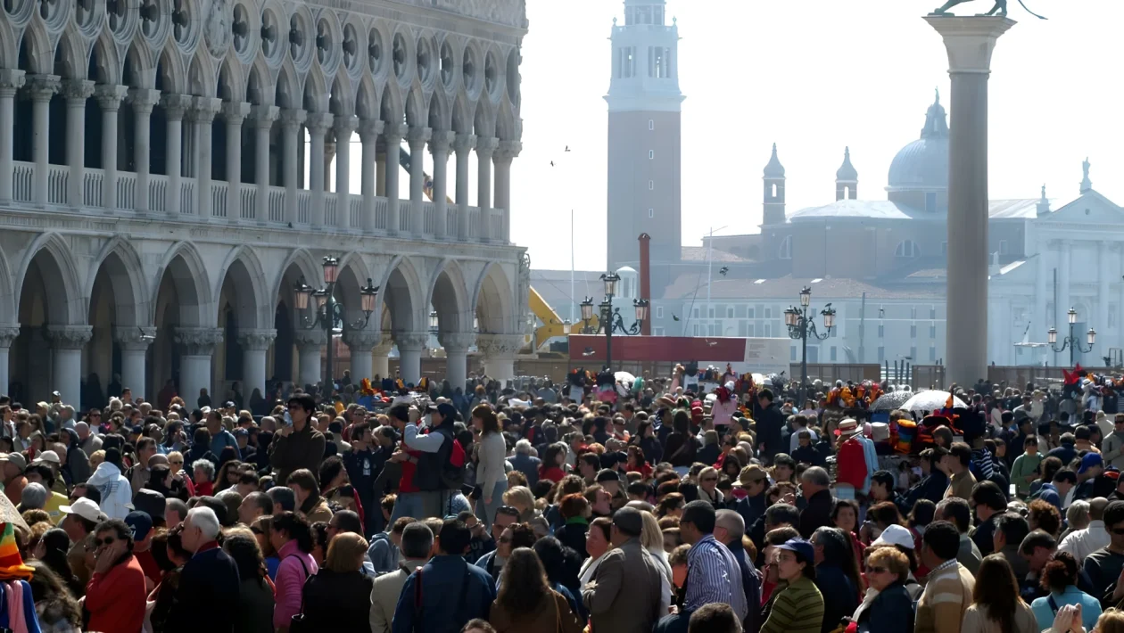 Venezia aumenta la tassa di soggiorno: rincari fino a 9 euro a notte da marzo
