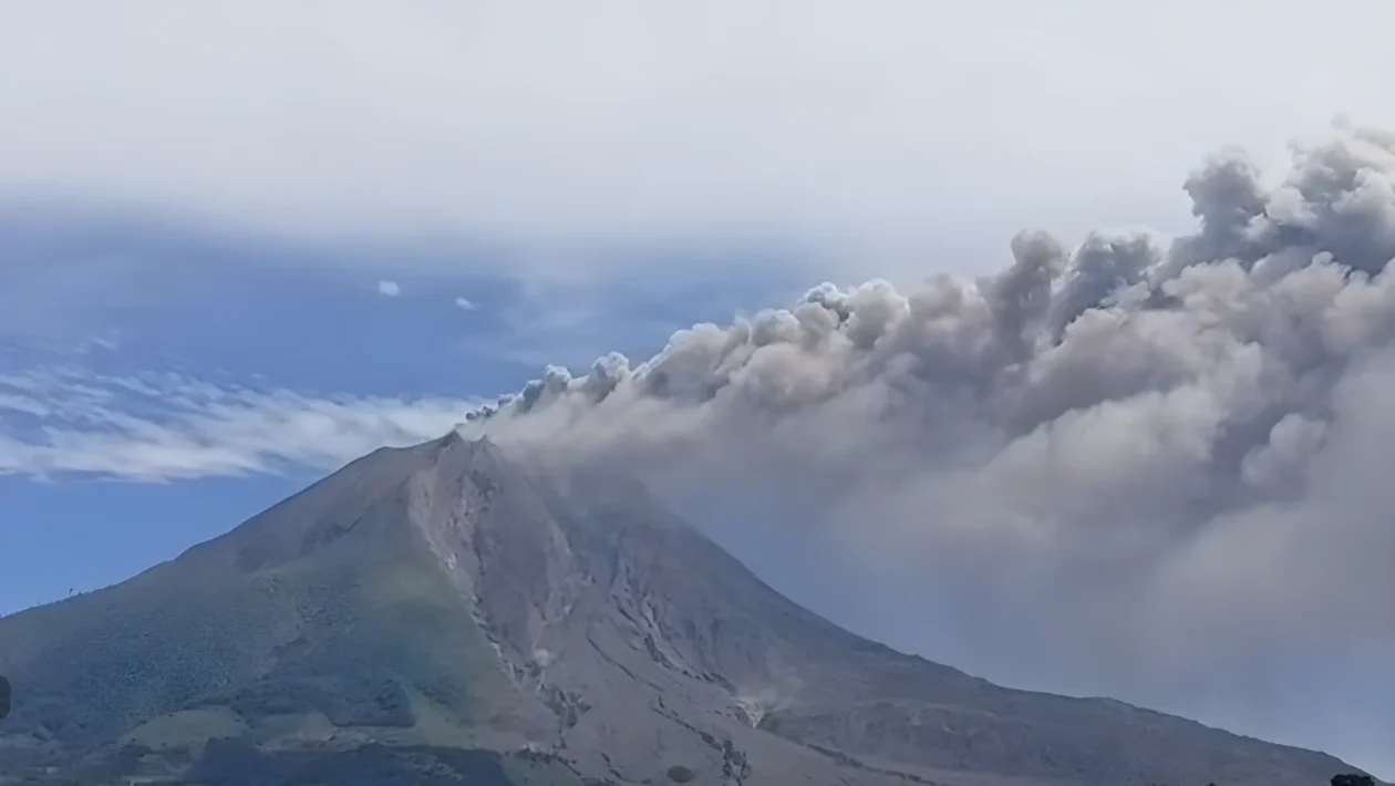 Vulcano Sinabung: colonna di 3.500 metri dopo 5 anni di quiete e voli bloccati