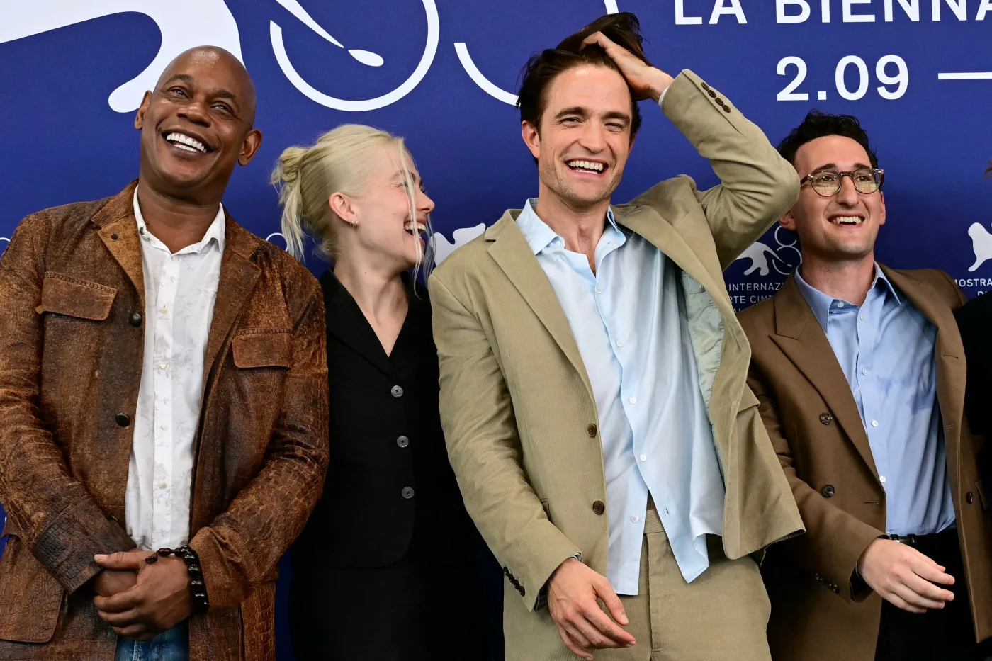 Da sinistra Bokeem Woodbine la cantante Phoebe Bridgers Robert Pattinson e il regista Lance Oppenheim
