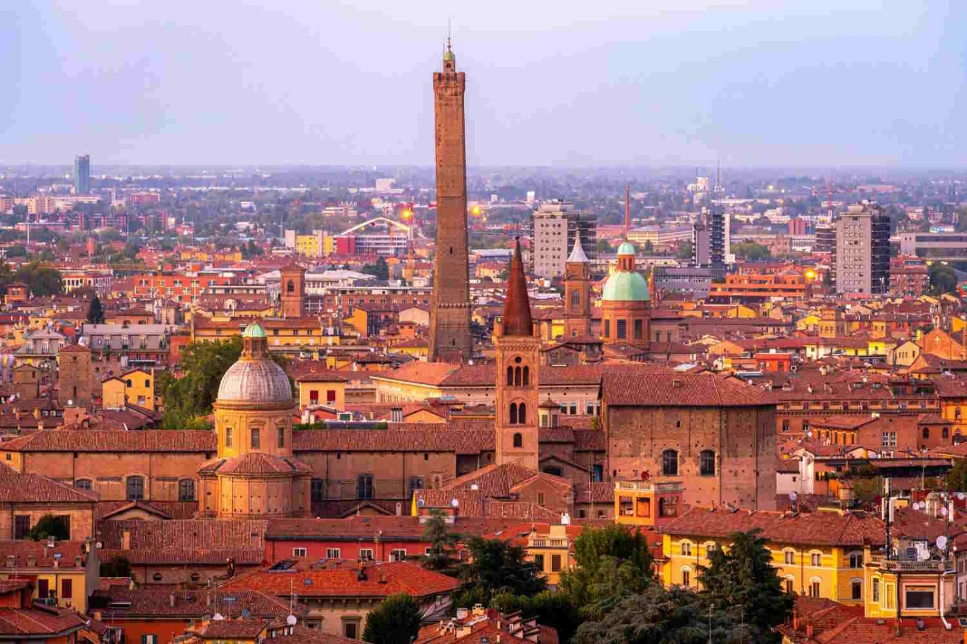 Dalle 666 arcate di San Luca agli 8 tesori UNESCO: l’itinerario per scoprire Bologna e l’Emilia