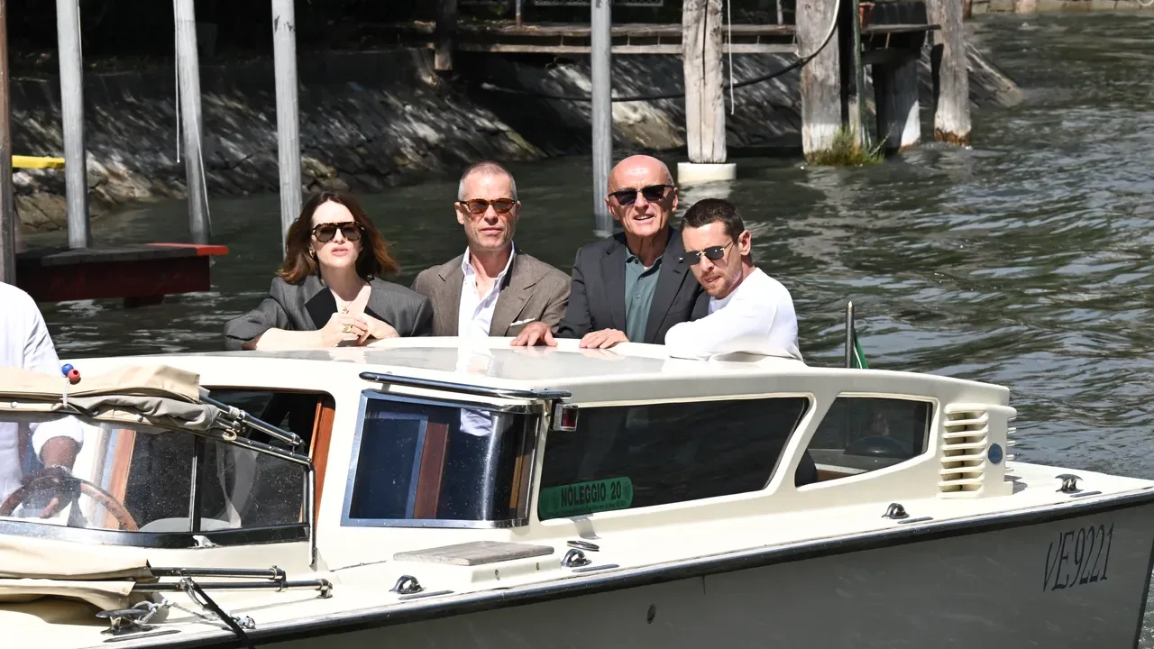 Danny Boyle porta a Venezia il film "Ink": la scalata di Rupert Murdoch al The Sun nel 1969