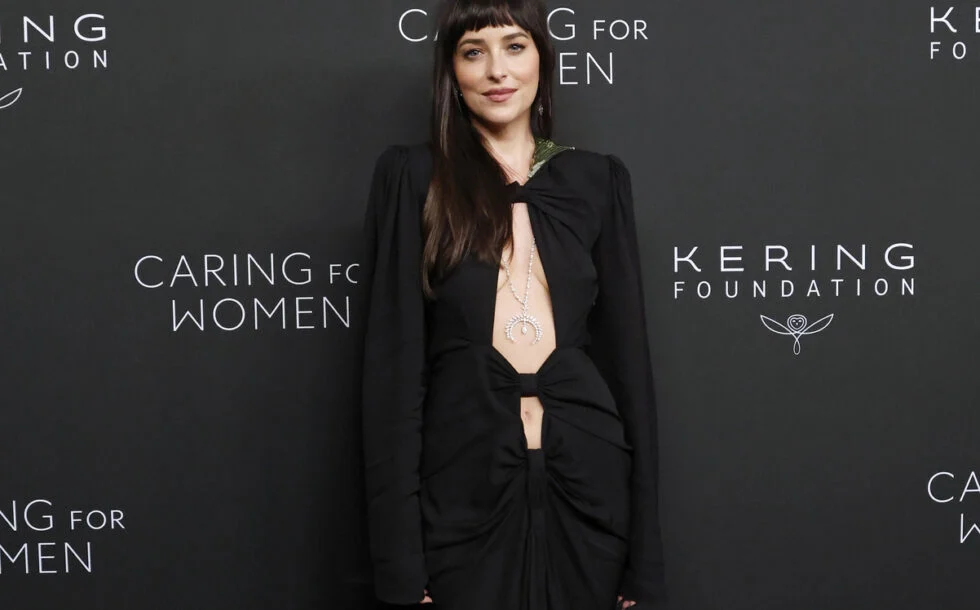 Dopo essersi trasformata in Marilyn Monroe per Maggie Gylllenhaal (con scarso successo: pare che a Venezia 2026 il corto Flesh Impact non abbia convinto fino in fondo), Dakota Johnson è volata a New York per la quinta edizione dell’Annual Kering Foundation Caring For Women Dinner, che raccoglie fondi per porre fine alla violenza di genere
