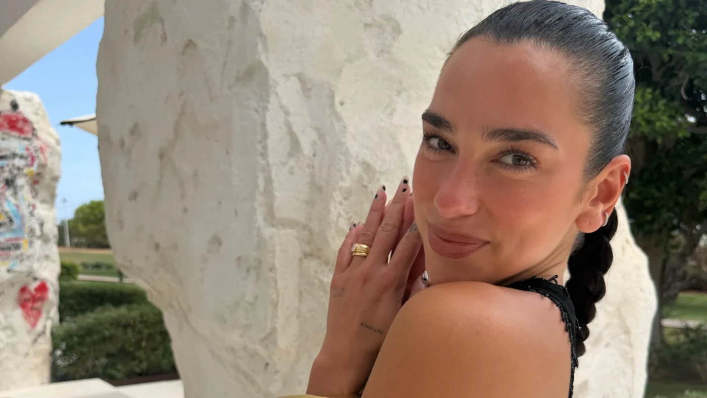 Dua Lipa lancia le polka dot nails: la manicure a pois per l'autunno 2026