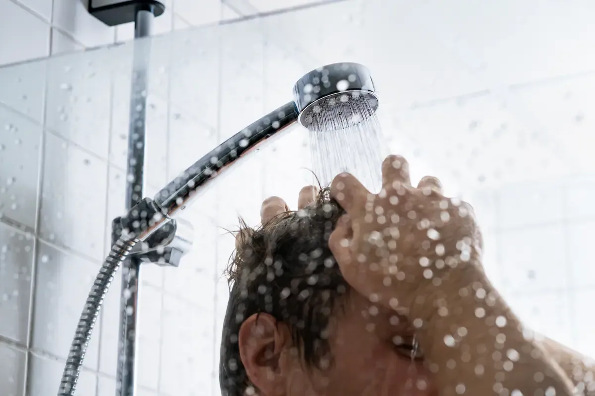 Ducha con agua fría
