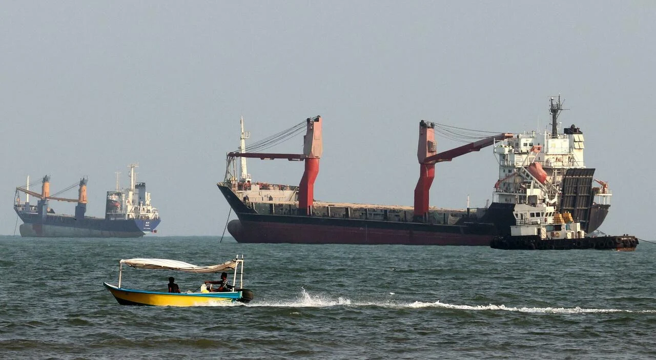 Due petroliere colpite da mine a Hormuz: i transiti nello stretto crollano del 50%