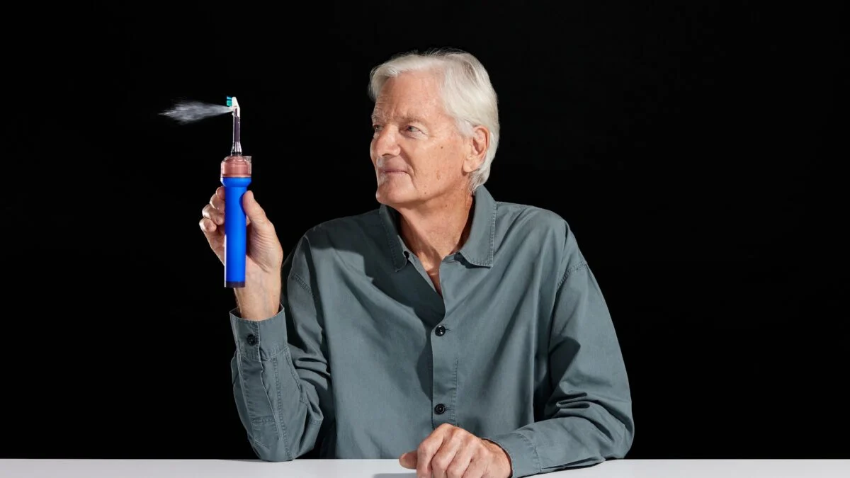 Dyson lancia lo spazzolino da 500 euro: ha una videocamera interna e l'idropulsore integrato