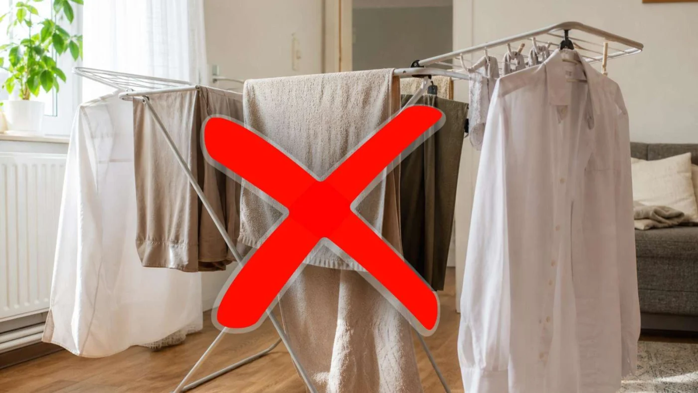 Ein Wäscheständer steht in einem kleinen Badezimmer.