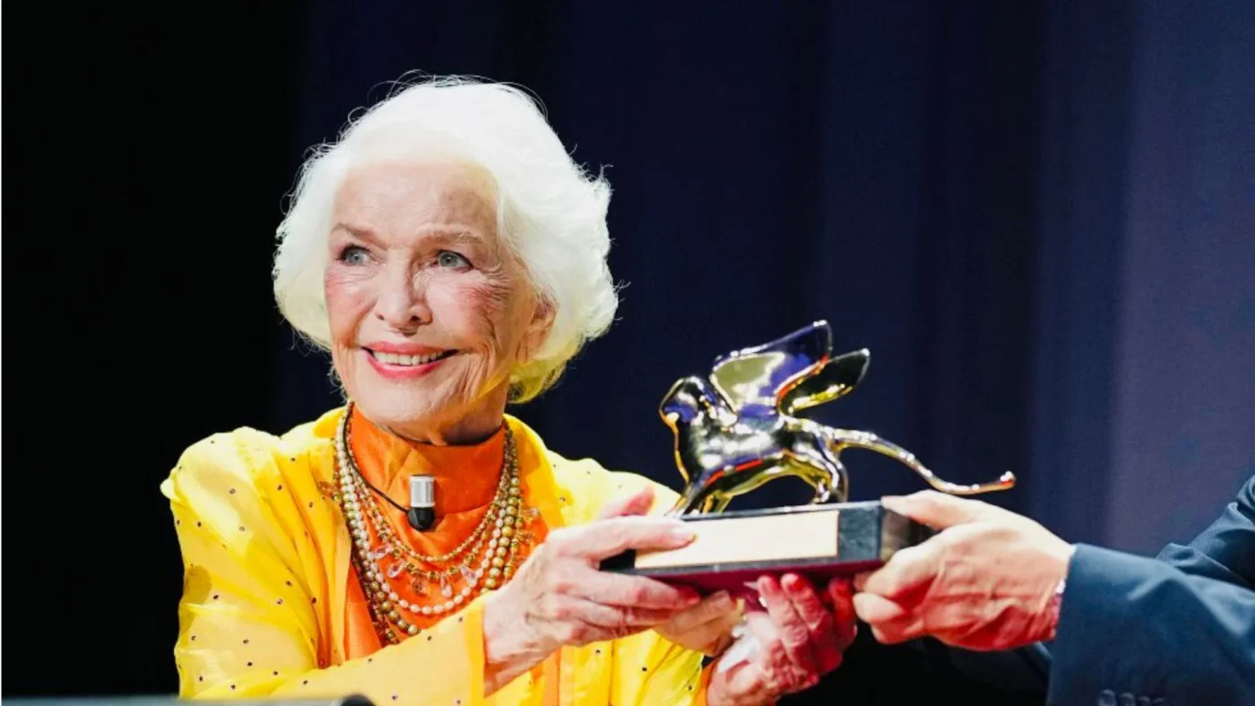 Ellen Burstyn a Venezia a 93 anni: il discorso sulla parità e i look del red carpet