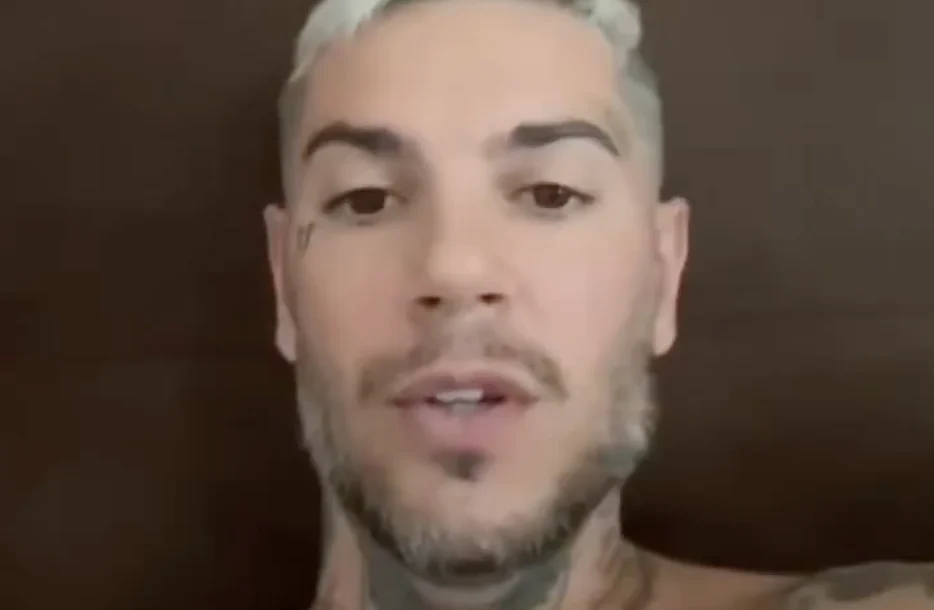 Emis Killa contro i ricchi trascurati: "In giro con il Rolex ma con i denti marroni"