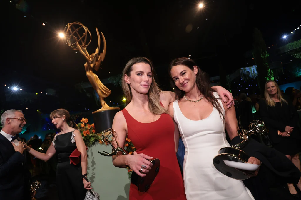 Emmy 2026, trionfano “Widow’s Bay” e “The Pitt”. Premio postumo a Rob Reiner