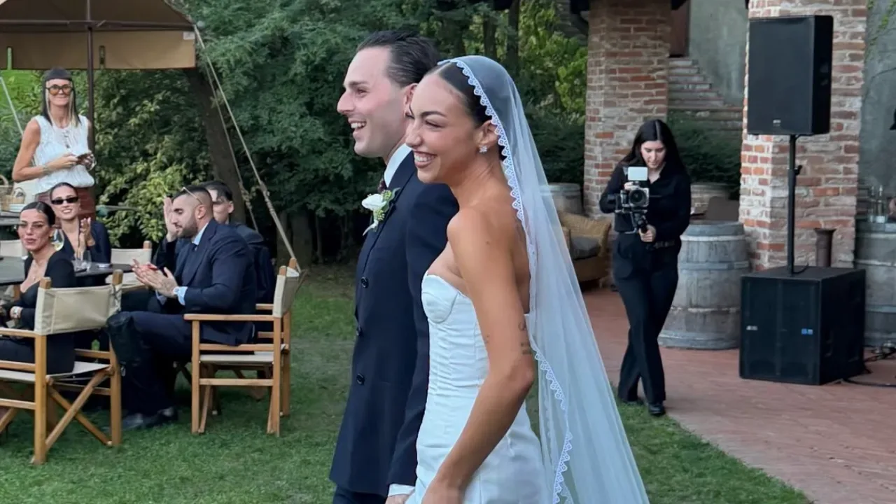Ernia e Valentina Cabassi si sono sposati: nozze intime in Piemonte officiate da Jake La Furia