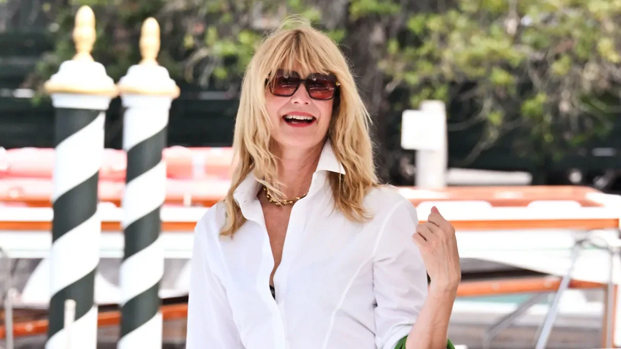 Festival di Venezia: Laura Dern reinventa il completo sartoriale con camicia-abito e borsa matcha da 990 euro