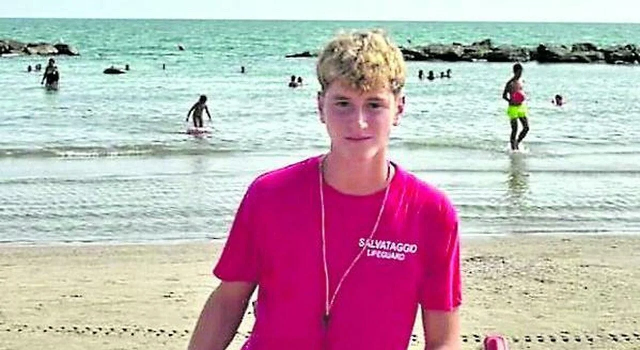 Formia, bagnino di 16 anni salva due anziani trascinati oltre i frangiflutti a Gianola