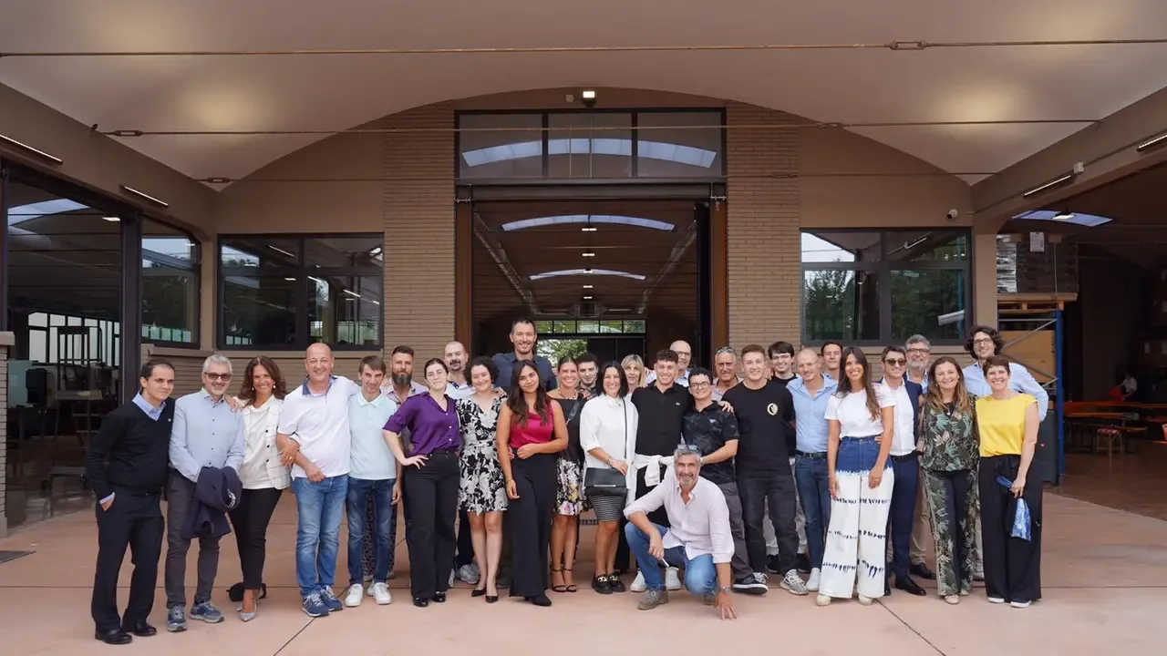 Foto di gruppo alla Rimsa di Seregno per il traguardo dei 90 anni di attività. L’azienda, fortemente radicata sul territorio, conta una cinquantina di dipendenti