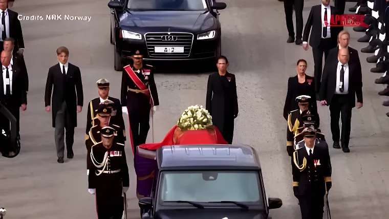 Funerali di re Harald V: a Oslo l'addio con 21 colpi di cannone e i leader del mondo