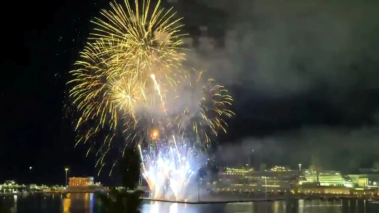 Fuochi d’artificio per la Festa del Mare: le foto e il video del grande spettacolo in stile giapponese