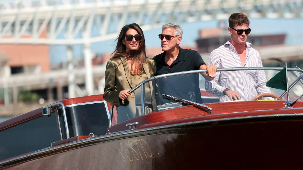 George Clooney a 65 anni conquista Venezia: dal debutto nel 1998 al Leone d'oro con Amal