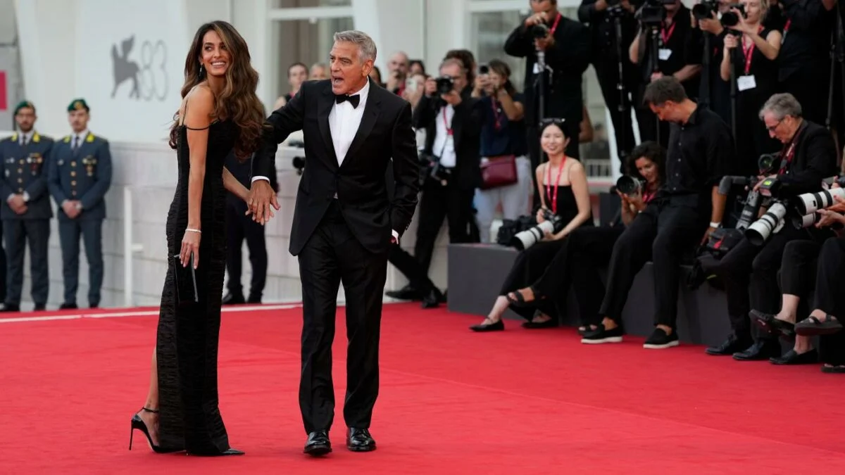 George Clooney conquista Venezia: show tra i fotografi e Leone d'Oro alla carriera