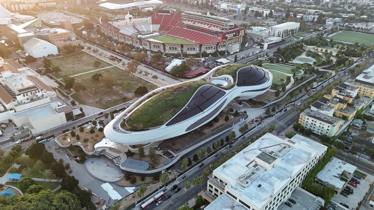 George Lucas apre il suo museo da 1 miliardo di dollari a Los Angeles: 28.000 mq di arte e cinema