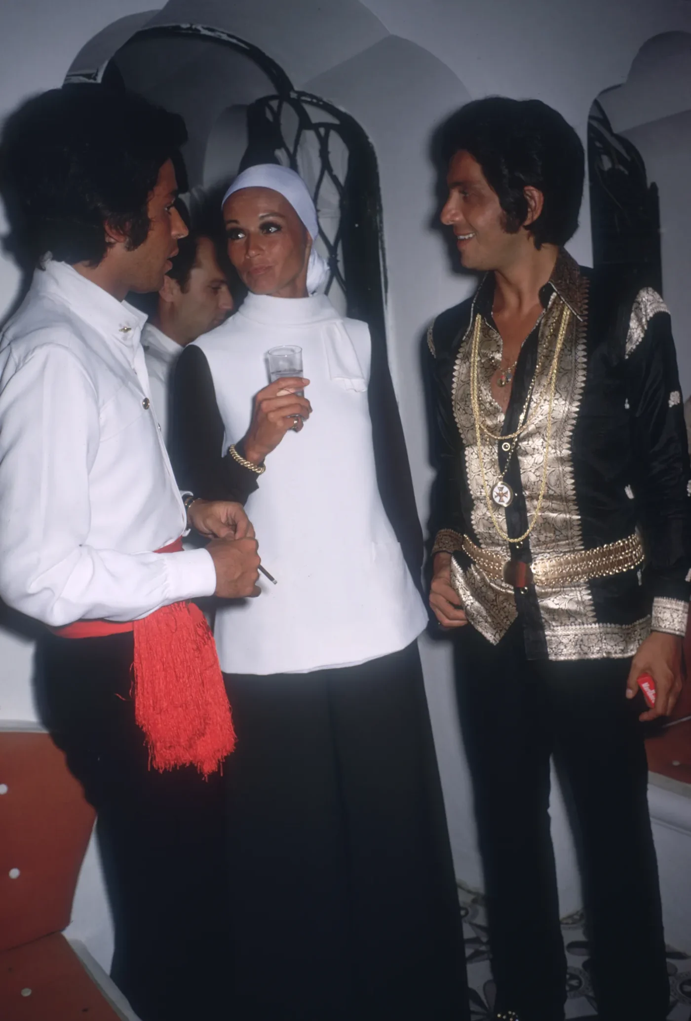 Giancarlo Giammetti e Valentino a Capri Moda Mare nel 1968. Foto Getty.