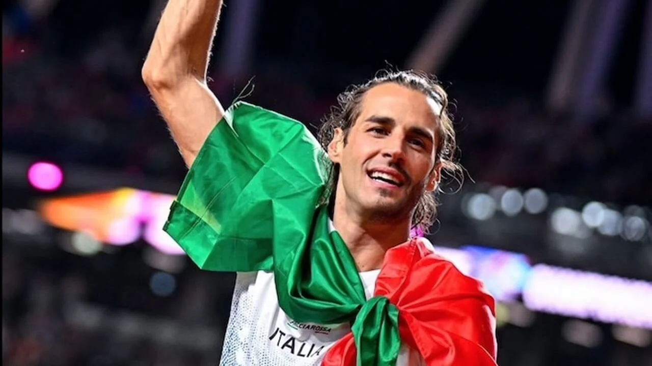 Gianmarco Tamberi trionfa a Budapest: vola a 2,37 metri e firma il primato mondiale