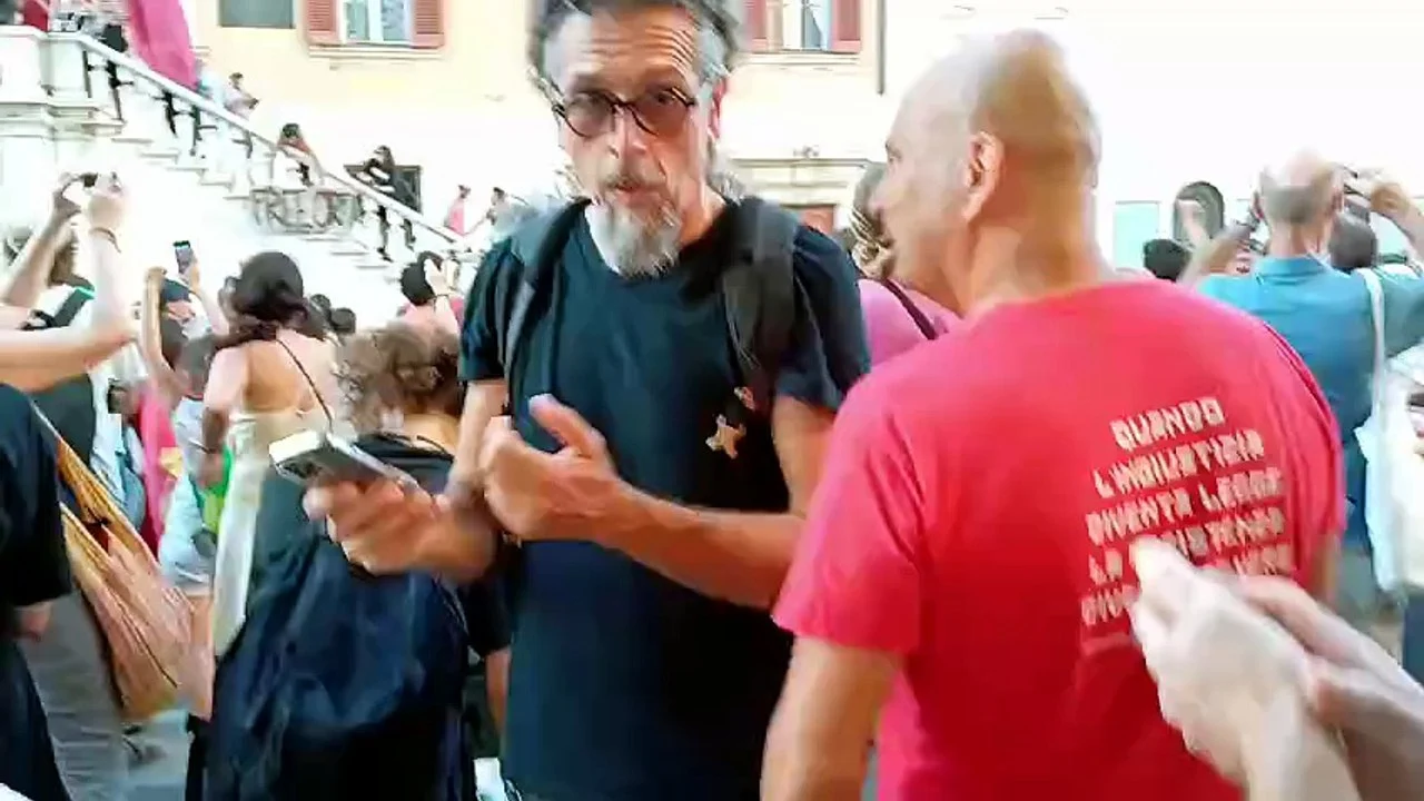 "Giù le mani dagli orti urbani": a Livorno i manifestanti contro il cemento nell'area verde invadono pacificamente la piazza del Comune