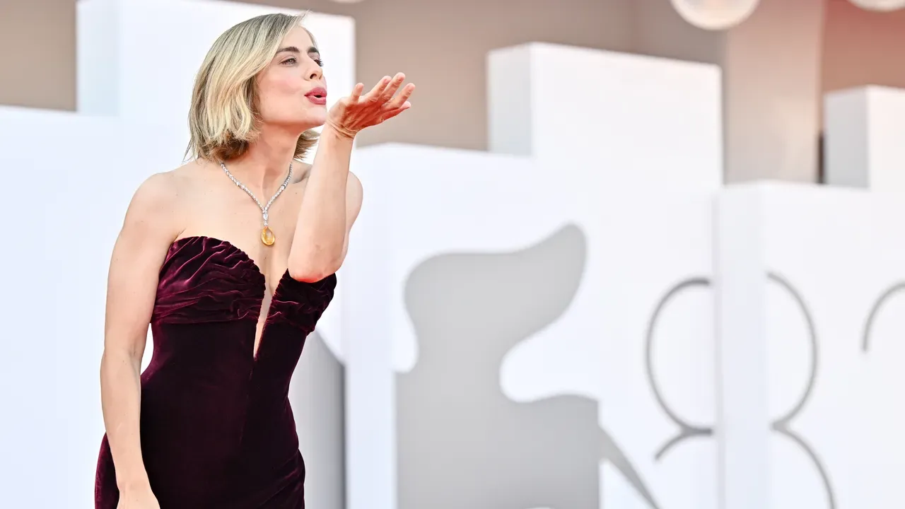 Greta Scarano madrina a Venezia 2026: debutto in Armani 15 anni dopo il suo primo red carpet