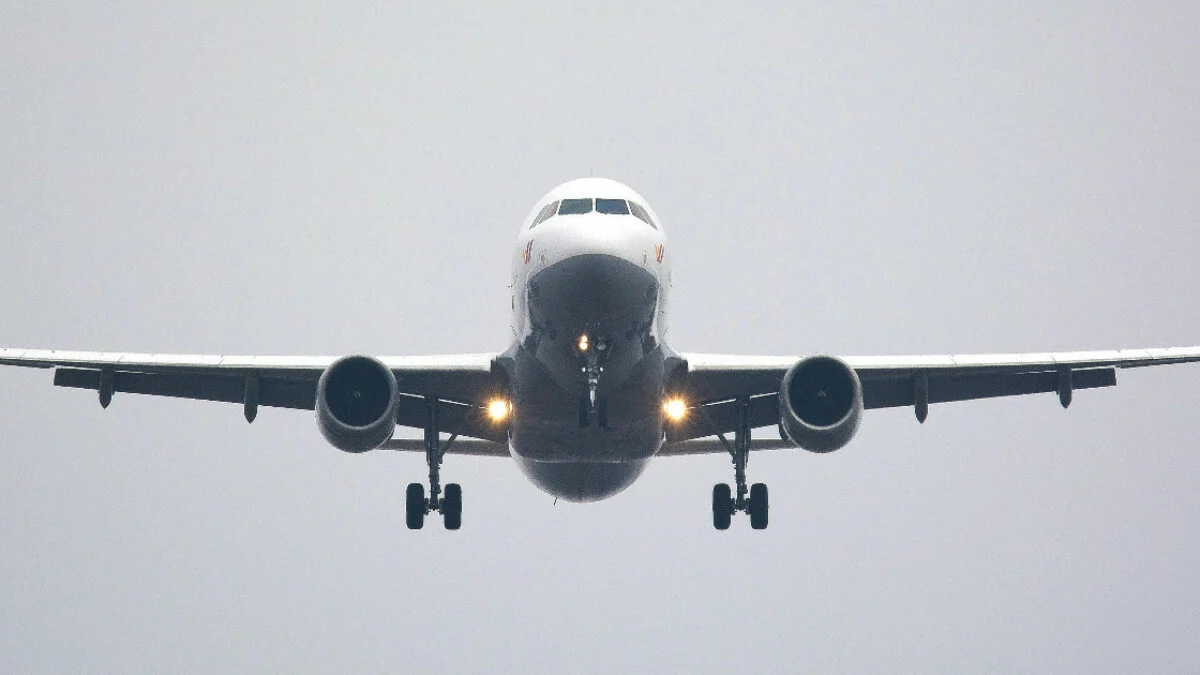 “Ha stretto le mani al collo all’uomo accanto a lui, mi ha morso e ha insultato con toni razzisti l’assistente di volo”: passeggero legato e immobilizzato con il nastro adesivo al sedile dell’aereo