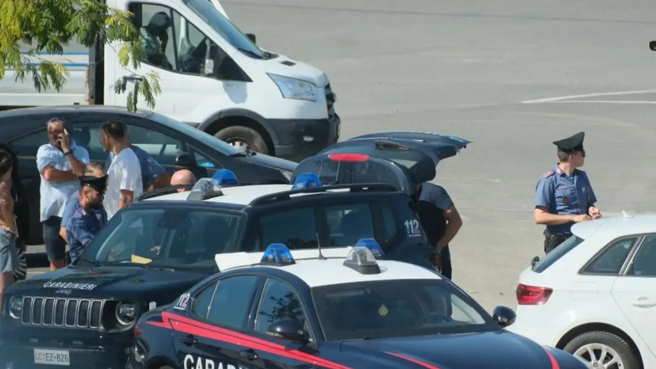 I carabinieri nel parcheggio dove è avvenuta la tragedia (Foto Pasquali)