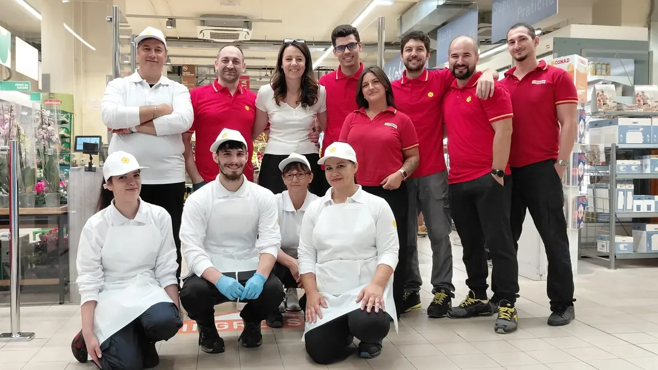 I dipendenti del Conad City di via Oberdan a Bologna