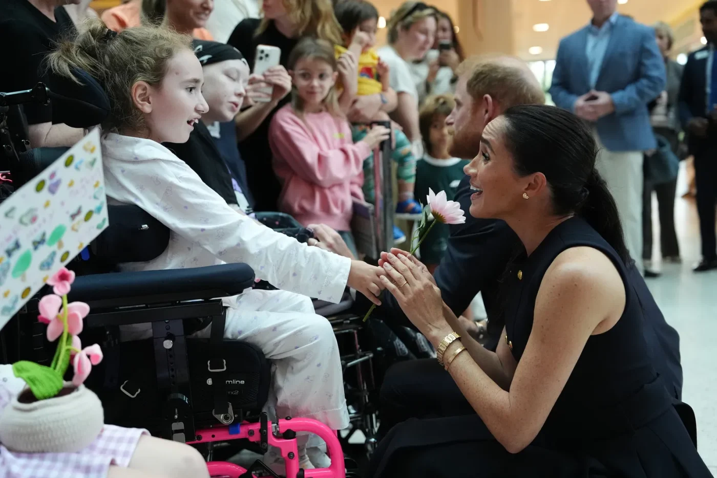I duchi di Sussex salutano alcuni bambini