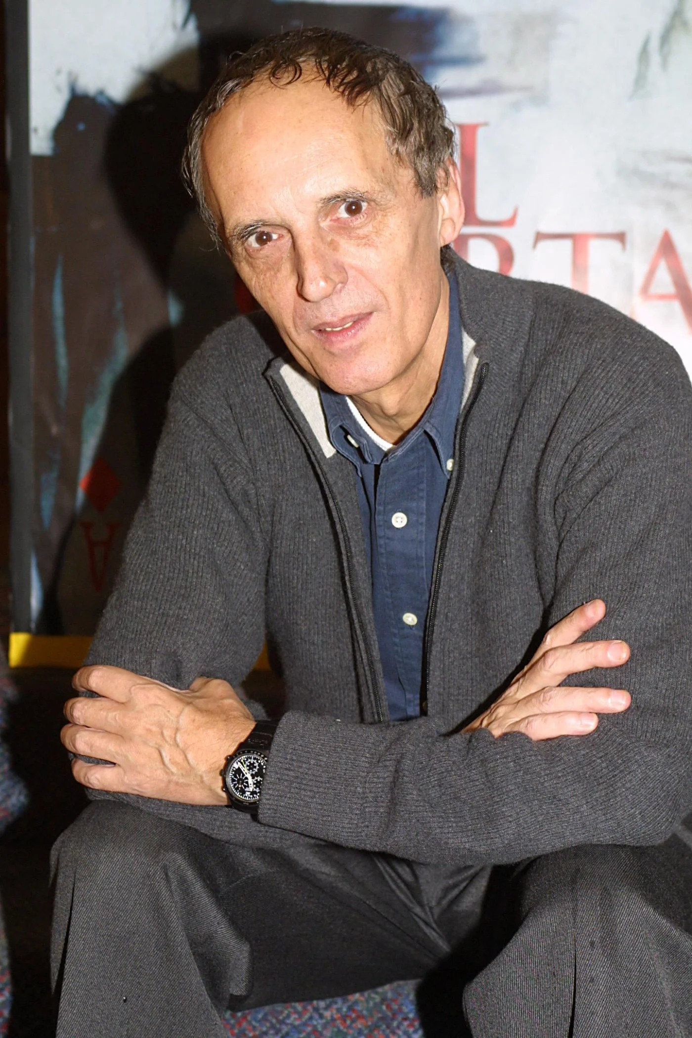 Il 7 settembre 1940 nasce il regista maestro del brivido Dario Argento, figlio di un produttore cinematografico e di una fotografa di moda brasiliana. Dopo essersi iscritto al liceo classico lo abbandona al secondo anno per trasferirsi a Parigi, dove rimane circa un anno. Nel 1957 torna in Italia e comincia a collaborare all