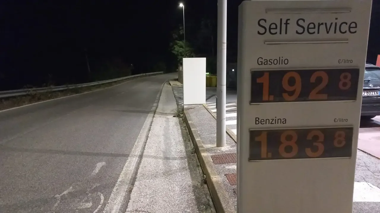 Il distributore di Force: diesel a 1,928 e benzina a 1,838