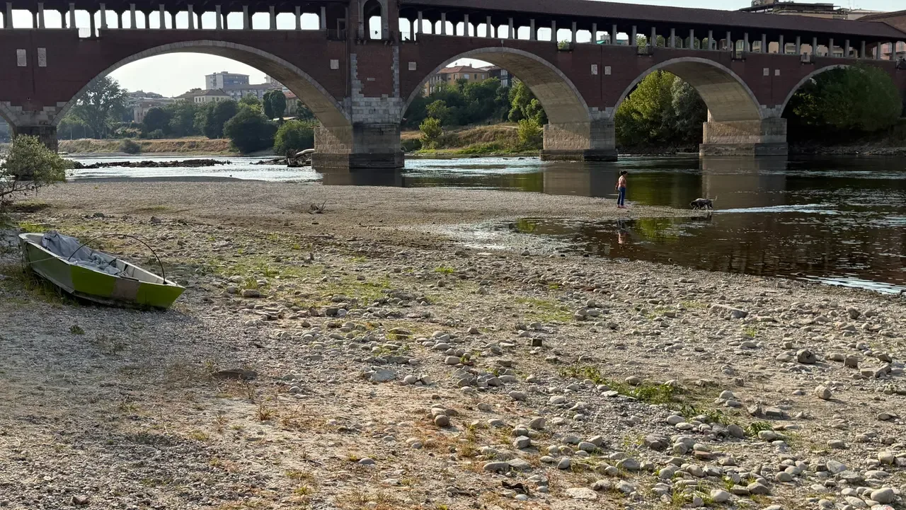 Il fiume Ticino in secca a Pavia (Ansa / Monrif)