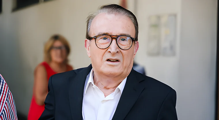 Il meteorologo Mario Giuliacci durante l'analisi delle mappe